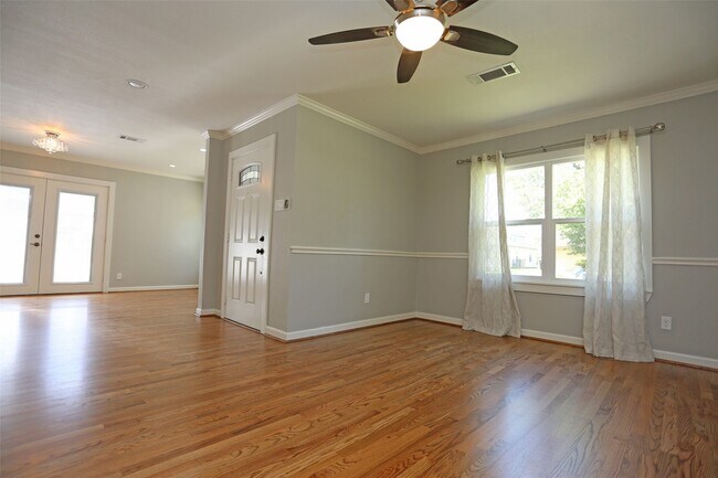Photo - 1721 Woodcrest Dr
