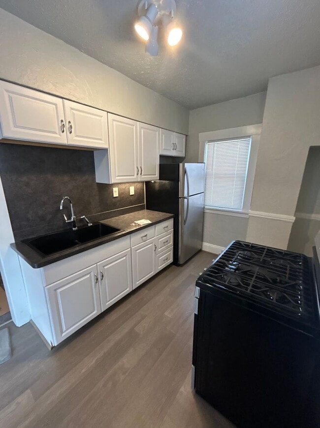 Building Photo - 647 Eddy Rd Unit 3