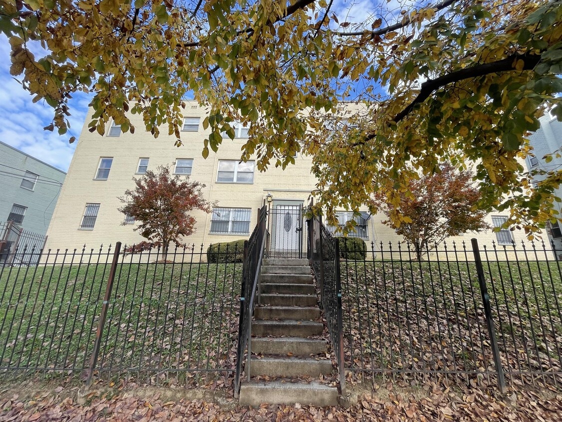 Photo - 4810 C St SE (Washington, DC)