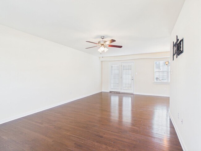 Photo - 3121 Divine Dr