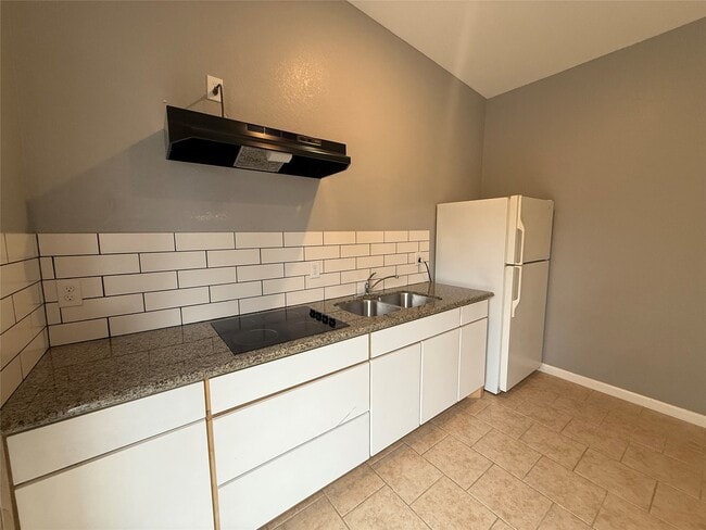 Building Photo - 2909 King St Unit D