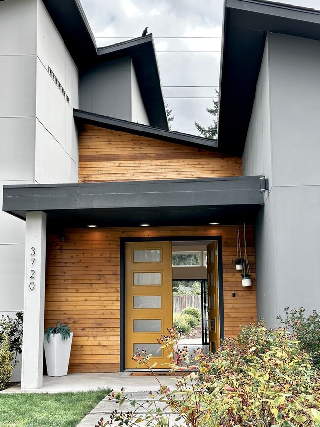 Photo - 6 BR / 4 BA – 4,100 SQ FT with Patio, Full...