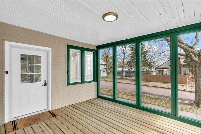 502 W John St