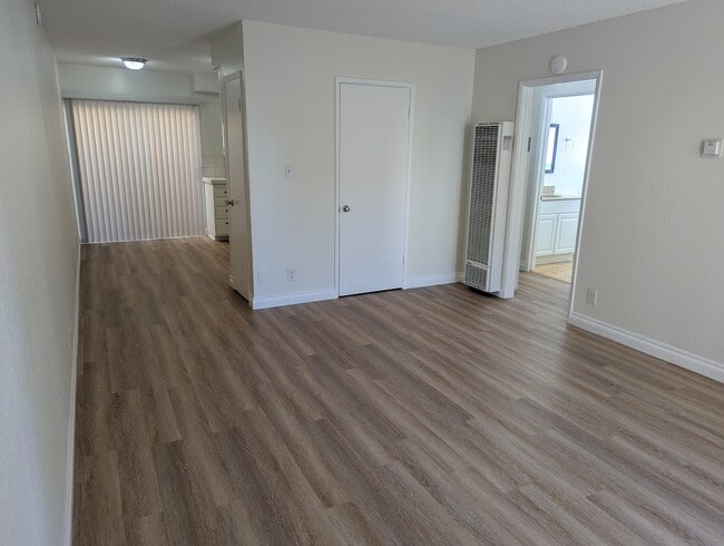 Entry / living room - 216 Melrose Dr Unit 216