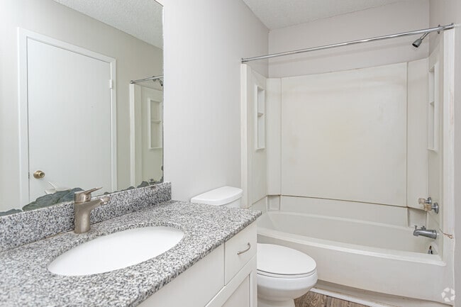 2BR, 1BA - 825SF