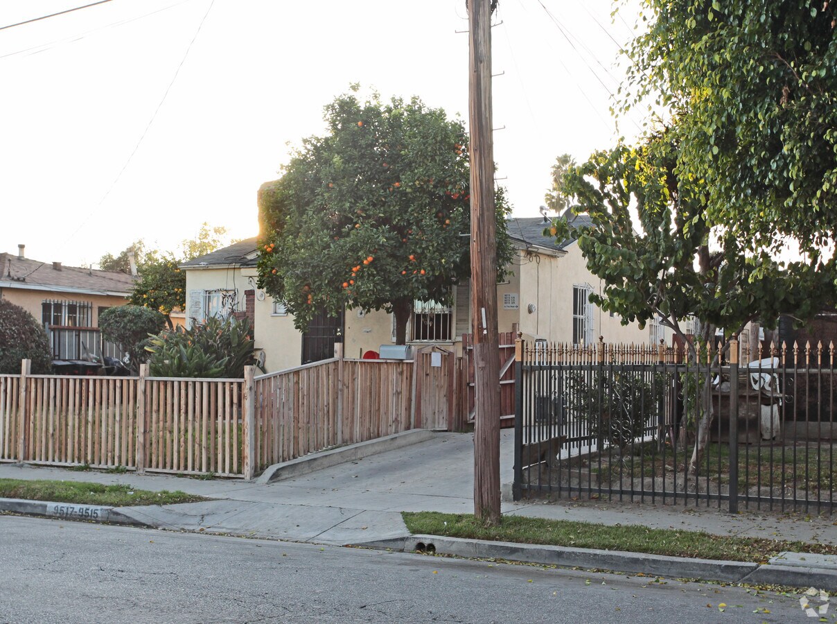 Photo - 9515 Compton Ave