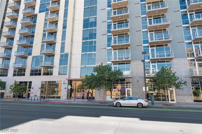 Photo - 353 E Bonneville Ave Unidad 711 Rental