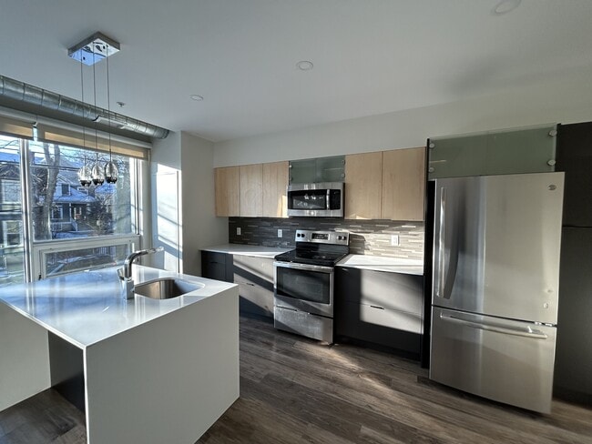 Building Photo - 5623-5623 Fenwick St Unit Aya405