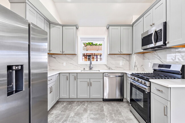2317 Regina Ave Unidad Upper Level