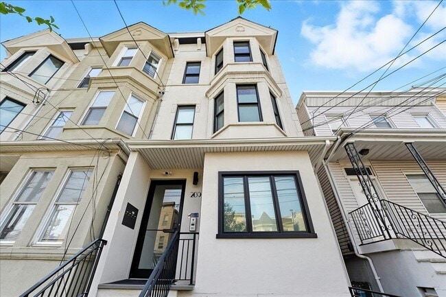 Building Photo - 289 Webster Ave Unit 2 Rental