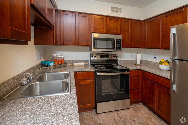 2BR, 2BA - 856SF