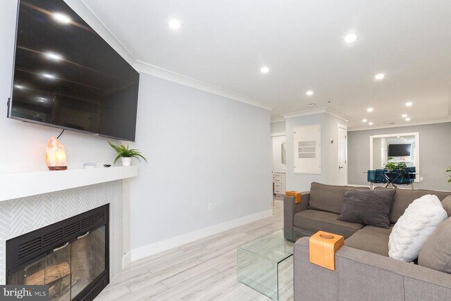 Photo - 255 S Pickett St Unidad 101