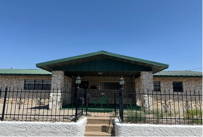 Building Photo - 5608 McKnight Dr Rental