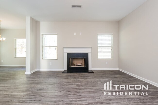 Photo - 357 Hawthorn Dr