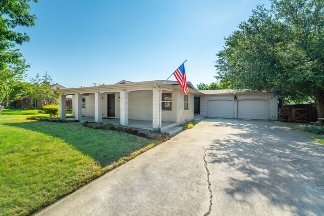 Photo - 3 Bedroom 2 Bath 2 Car Garage - Backs Up To A Nice Farm