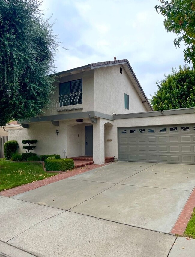 Building Photo - Beautiful Valencia 4 Bedroom Home
