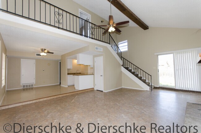 Photo - HUGE 3 bedroom townhouse off Sunset AVAILA...