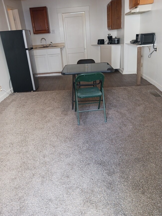 Building Photo - 812 W Main St Unit #2