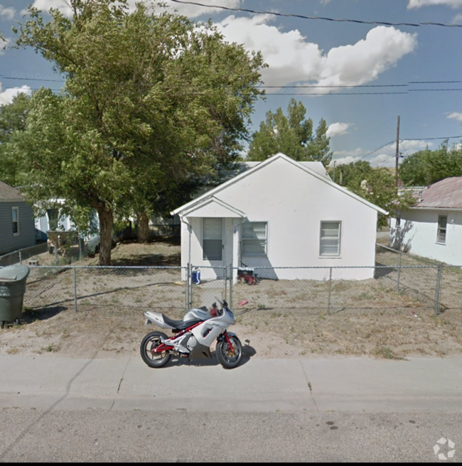 Building Photo - Two Bedroom House