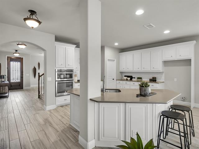 Photo - 310 Hawthorn Dr