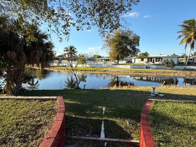 Building Photo - 1231 W River Dr Unit 1-4