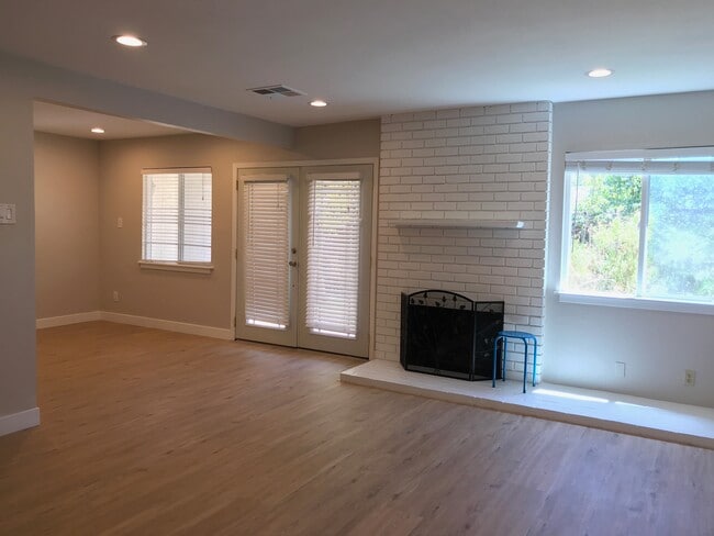 Chimenea viviente - 540 Monica Ln