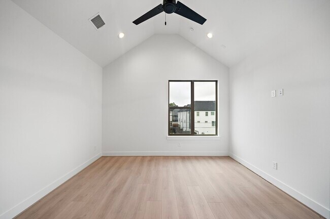 Building Photo - 2914 Delano St