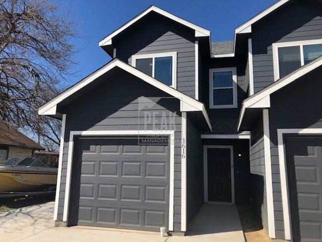 Building Photo - $1500! Stylish 2BR Townhome with 15 Minutes from Downtown Fort Worth Stockyards!