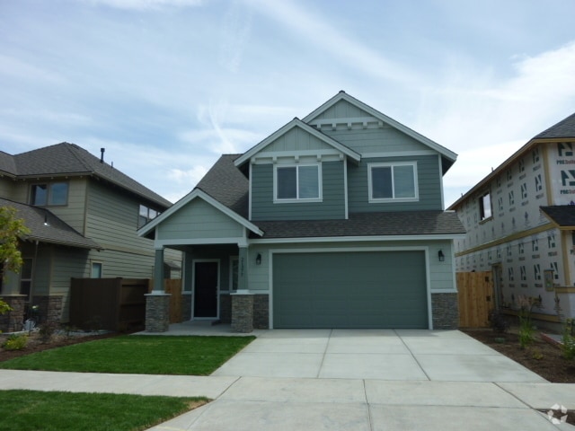 Building Photo - MOVE IN SPECIAL 1/2 OFF FIRST MONTHS RENT-... Rental