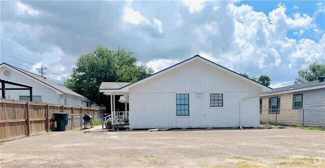 Building Photo - 126 E 2nd St Unit B & C Rental