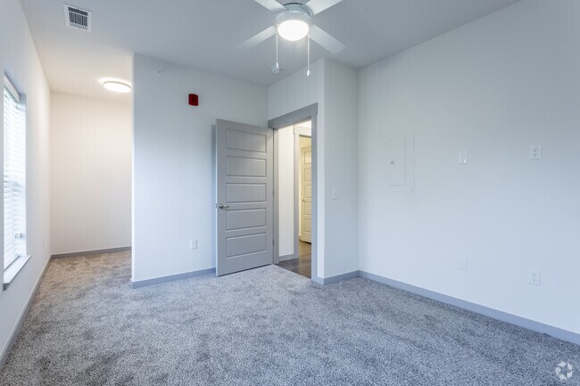 1BR, 1BA - 660 SF