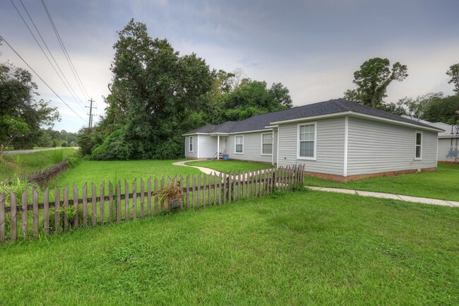 Photo - 2bd/2ba Duplex available now House