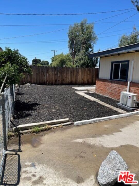 Photo - 469 W 6th St