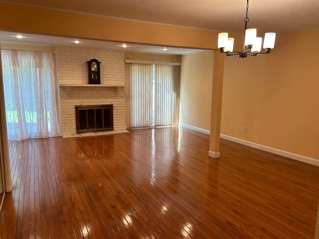 Building Photo - 3 Bedroom Condo with Full Finished Basement for Rent