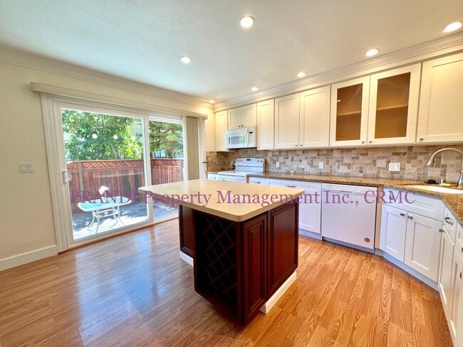 Photo - Delightful End Unit Townhome with Washer/D... Unit D1