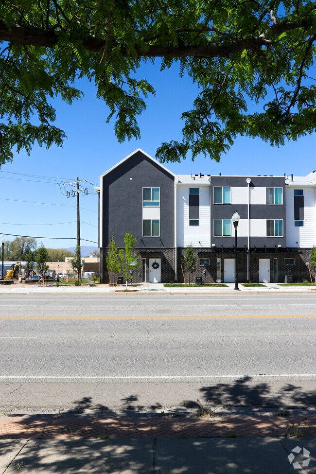 Building Photo - 178 S Bushnell Way Rental
