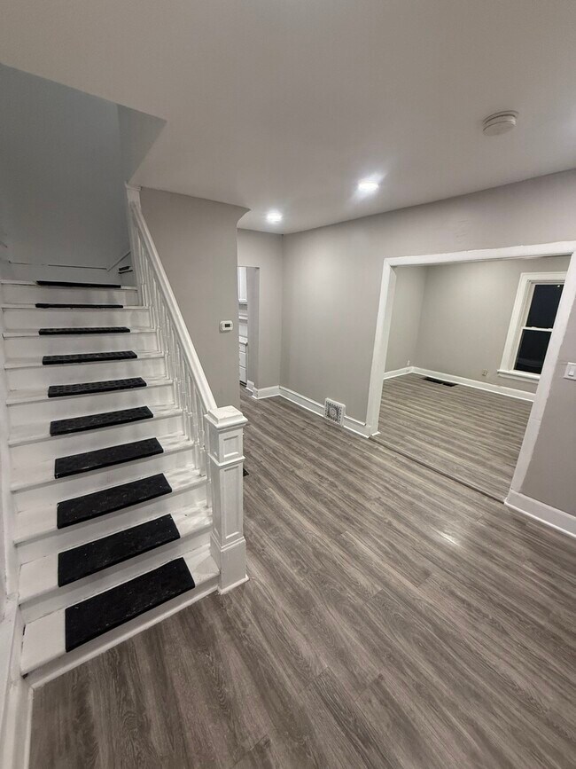 Photo - 746 N Schuyler Ave