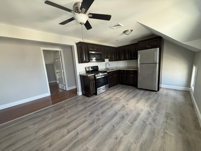 Building Photo - 66-74 Bogle St Unit 3