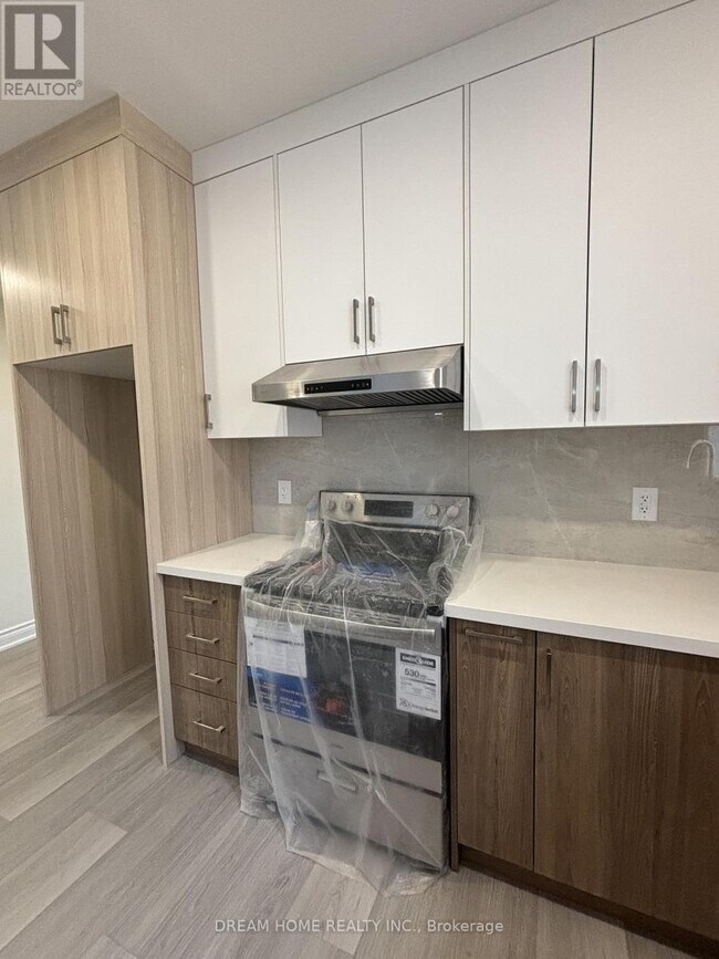 Photo - 643 Bathurst St