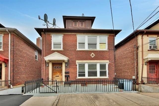 Building Photo - 711 Grand Ave Unit 2