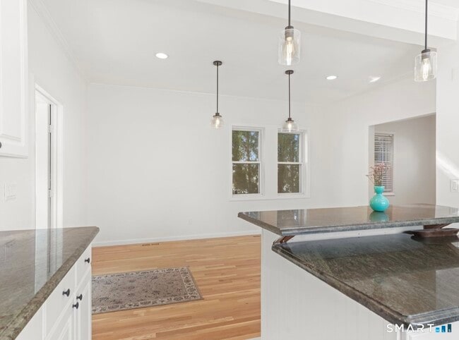 Photo - 709 Tunxis Hill Rd