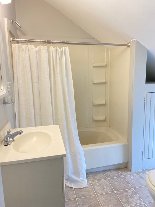 Full Bath - 603 McCarthy St Unit #3