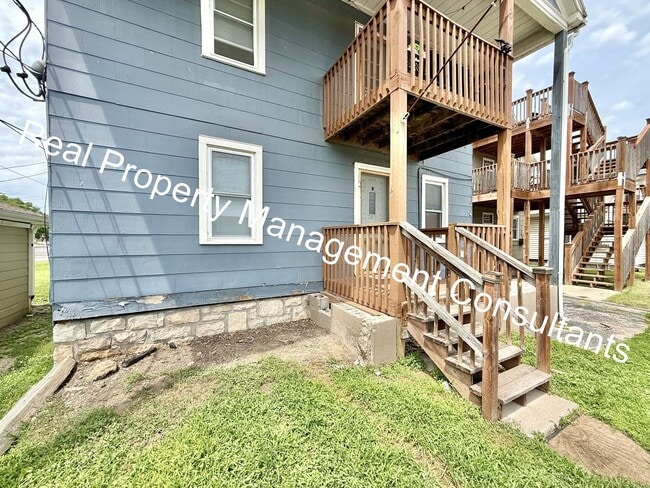 Photo - 2 Bed 1 bath lower- level apartment in North Kansas City!