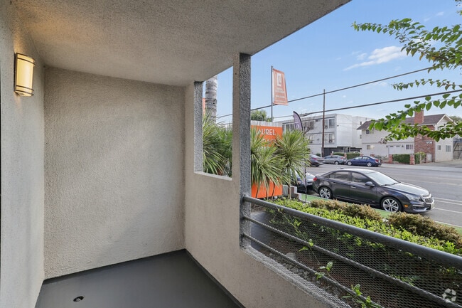 2BR, 2BA - 859SF - Balcony