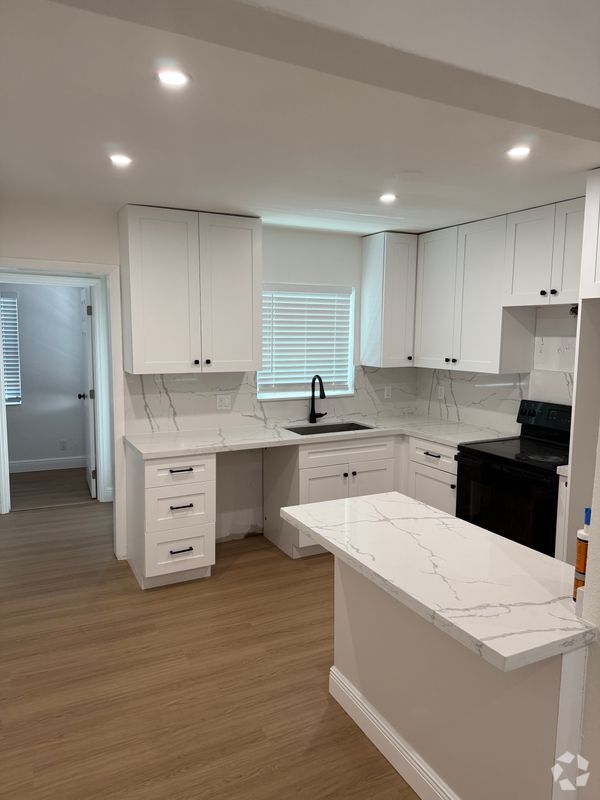 Building Photo - 808 SW 15th Ave Rental