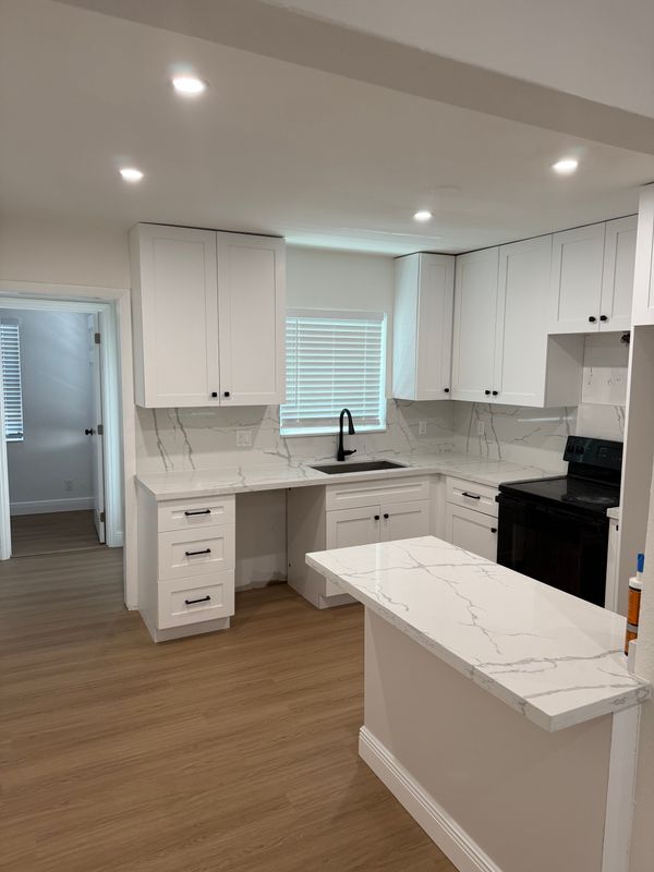 Building Photo - 808 SW 15th Ave Rental