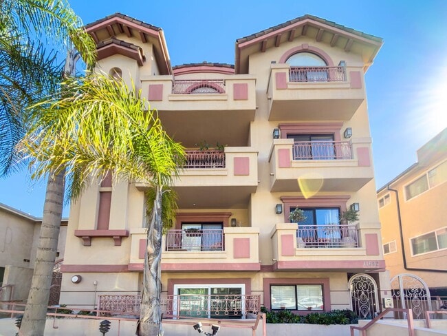 Building Photo - Spacious 3BR Condo with Luxury Finishes in Brentwood! Unit 302