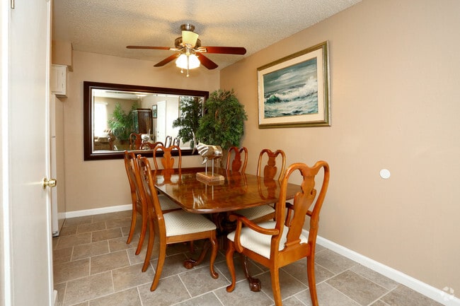 2BR, 2BA - 948SF - Dining Area