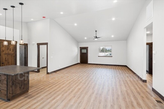 Photo - 4046 Snowberry Ave