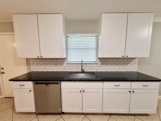 Photo - 29619 Atherstone St